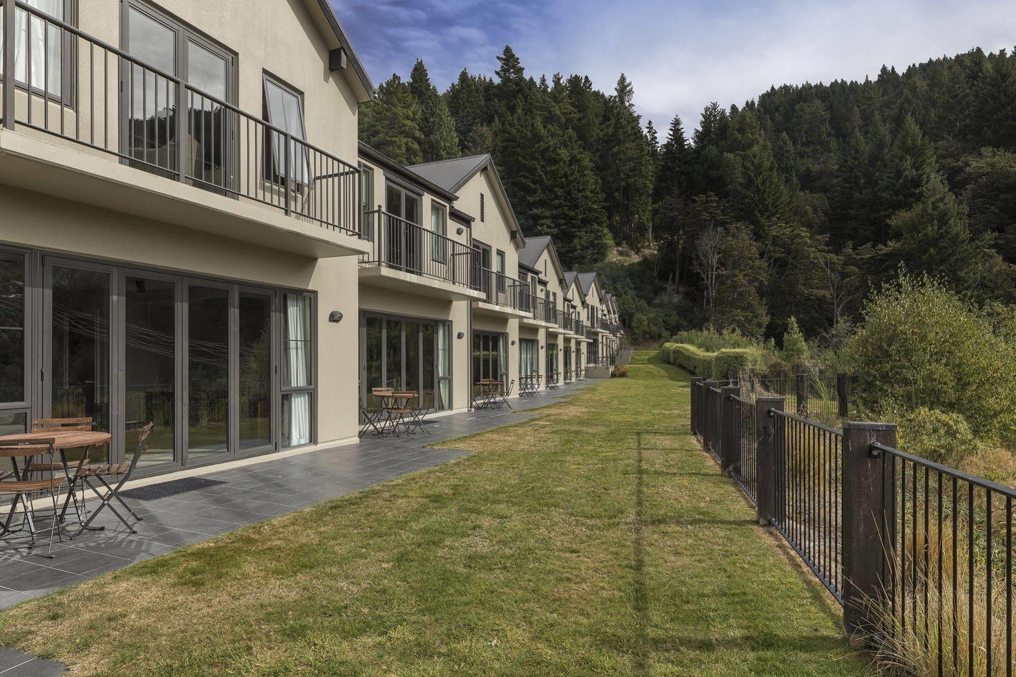 Platinum Queenstown Bagian luar foto